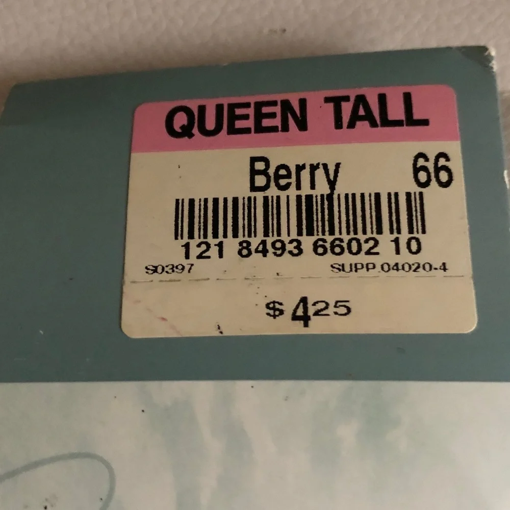 Que Sheer Caress Control Top Pantyhose in Berry